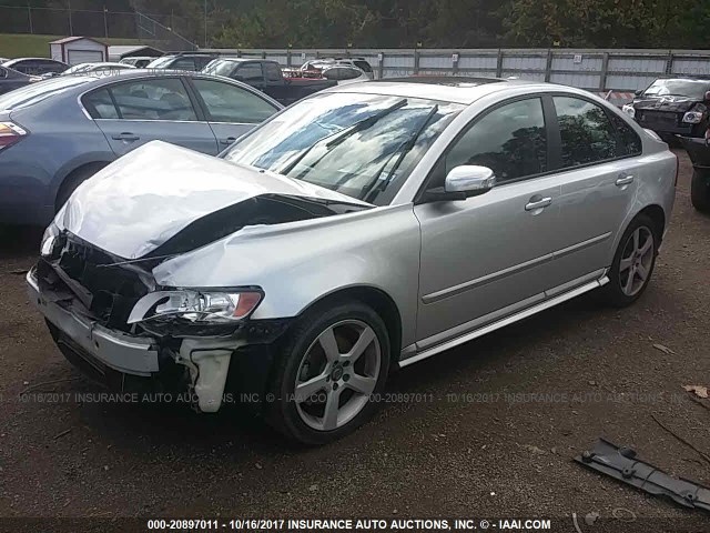 YV1672MS5B2544010 - 2011 VOLVO S40 T5 SILVER photo 2