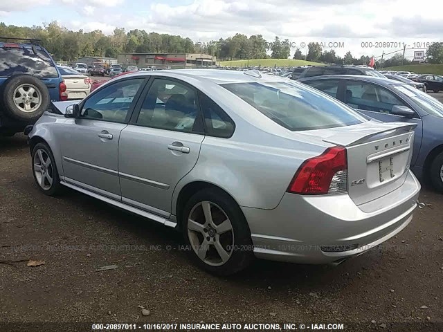 YV1672MS5B2544010 - 2011 VOLVO S40 T5 SILVER photo 3