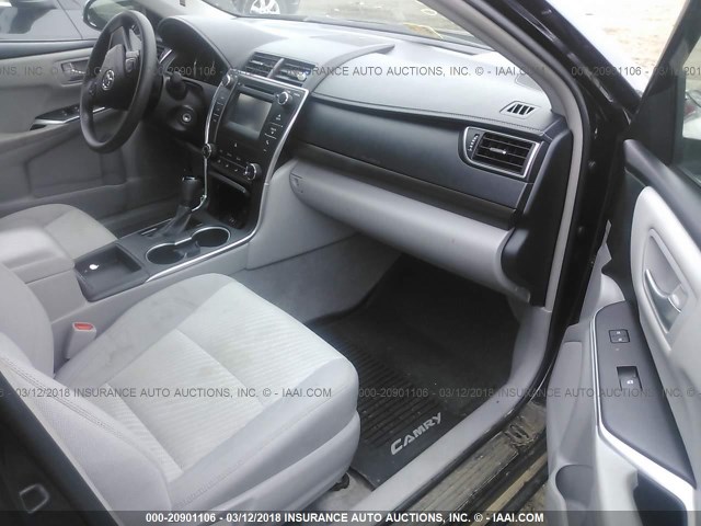 4T1BF1FK1HU683333 - 2017 TOYOTA CAMRY LE/XLE/SE/XSE Schwarz Foto 5