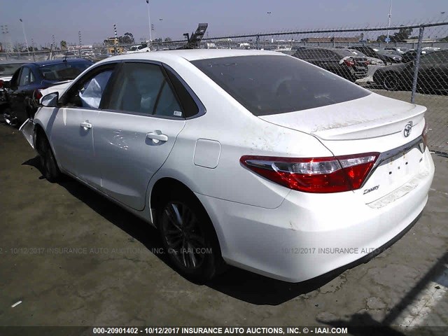4T1BF1FK4HU752855 - 2017 TOYOTA CAMRY LE/XLE/SE/XSE WHITE photo 3