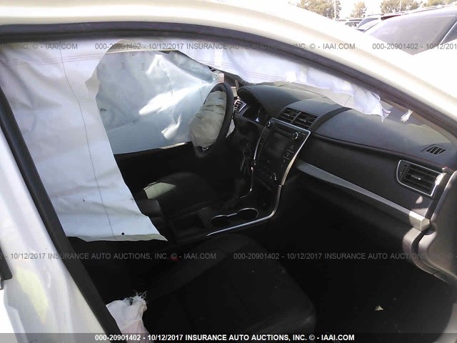 4T1BF1FK4HU752855 - 2017 TOYOTA CAMRY LE/XLE/SE/XSE WHITE photo 5