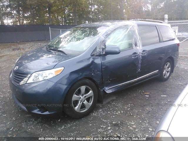 5TDKK3DC0GS723279 - 2016 TOYOTA SIENNA LE BLUE photo 2