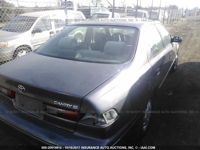 4T1BG22K7XU455246 - 1999 TOYOTA CAMRY CE/LE/XLE 灰色 照片 4