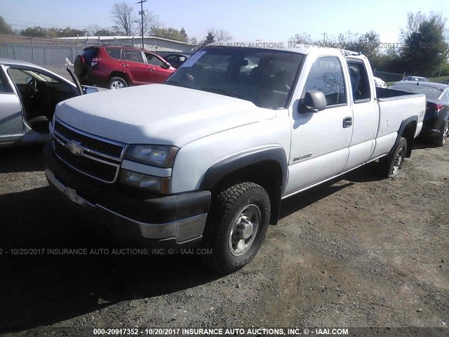 1GCHK29U45E130145 - 2005 CHEVROLET SILVERADO K2500 HEAVY DUTY WHITE photo 2