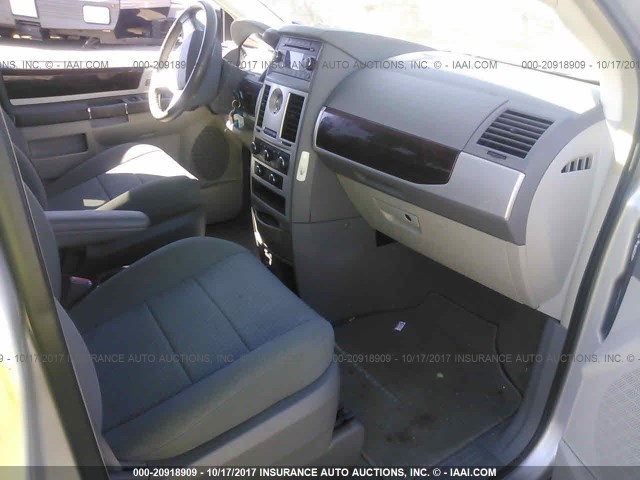 2A4RR5D17AR299596 - 2010 CHRYSLER TOWN & COUNTRY TOURING SILVER photo 5