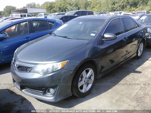 4T1BF1FKXCU009139 - 2012 TOYOTA CAMRY SE/LE/XLE ნაცრისფერი ფოტო 2