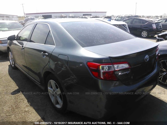 4T1BF1FKXCU009139 - 2012 TOYOTA CAMRY SE/LE/XLE ნაცრისფერი ფოტო 3