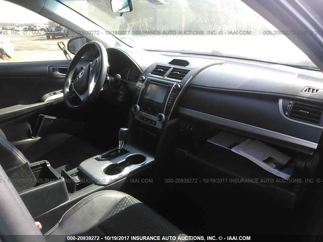 4T1BF1FKXCU009139 - 2012 TOYOTA CAMRY SE/LE/XLE ნაცრისფერი ფოტო 5