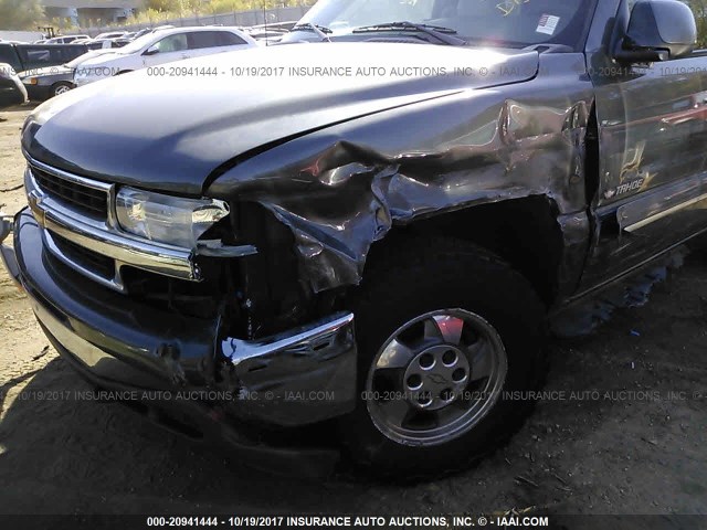 1GNEK13T51J157036 - 2001 CHEVROLET TAHOE K1500 GRAY photo 6