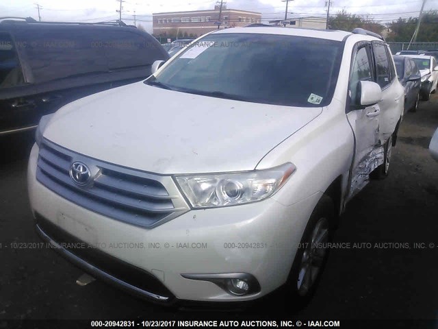 5TDBK3EHXDS241201 - 2013 TOYOTA HIGHLANDER PLUS/SE WHITE photo 2