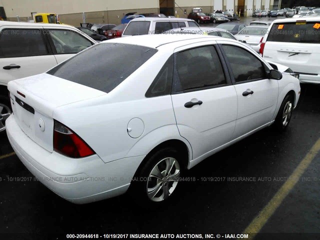 1FAHP34N17W323167 - 2007 FORD FOCUS ZX4/S/SE/SES 白色 照片 4