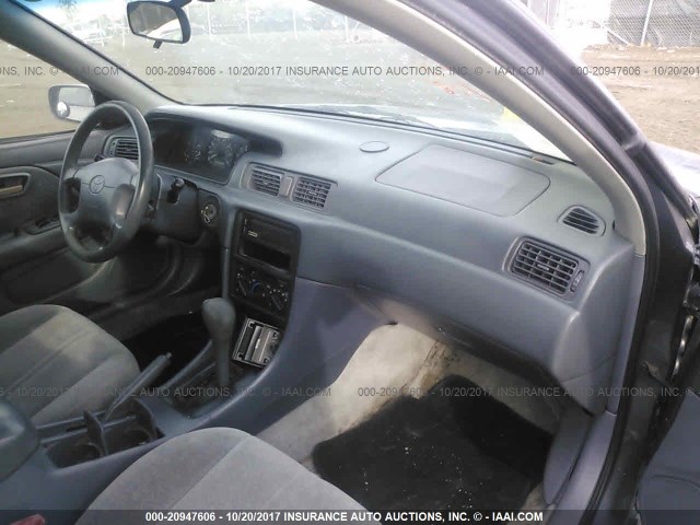 4T1BG22KXXU908422 - 1999 TOYOTA CAMRY CE/LE/XLE 银色 照片 5