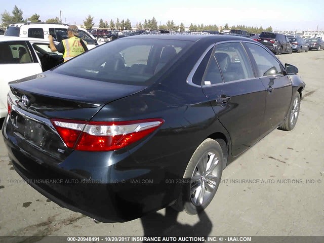 4T1BF1FK8HU733242 - 2017 TOYOTA CAMRY LE/XLE/SE/XSE BLACK photo 4