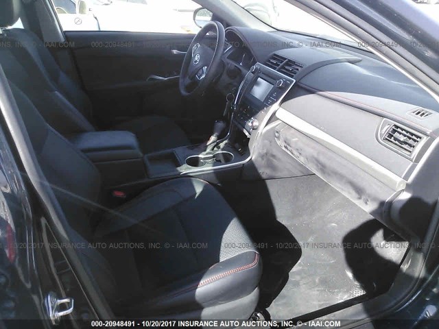 4T1BF1FK8HU733242 - 2017 TOYOTA CAMRY LE/XLE/SE/XSE BLACK photo 5