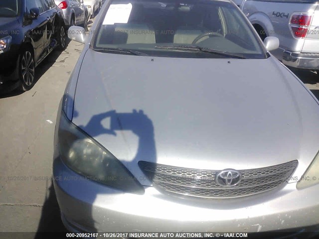 JTDBE30K720135430 - 2002 TOYOTA CAMRY LE/XLE/SE SILVER photo 6