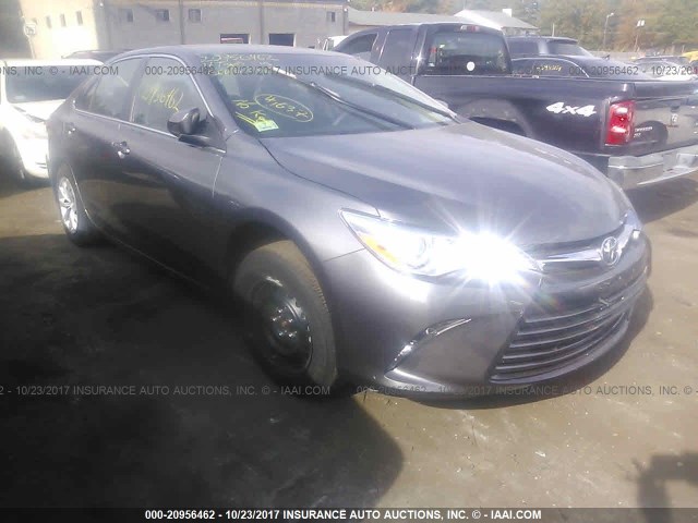 4T1BF1FK3HU648177 - 2017 TOYOTA CAMRY LE/XLE/SE/XSE GRAY photo 1