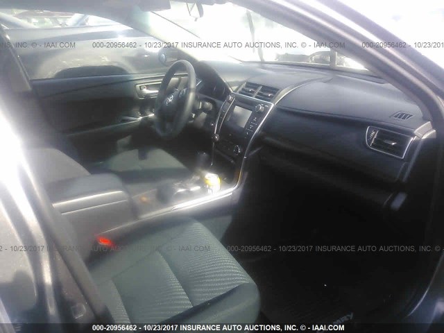 4T1BF1FK3HU648177 - 2017 TOYOTA CAMRY LE/XLE/SE/XSE GRAY photo 5