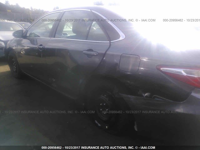 4T1BF1FK3HU648177 - 2017 TOYOTA CAMRY LE/XLE/SE/XSE GRAY photo 6