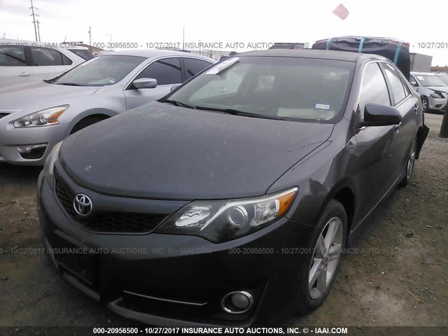 4T1BF1FK6EU348631 - 2014 TOYOTA CAMRY L/SE/LE/XLE GRAY photo 2