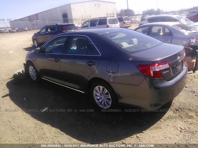 4T4BF1FK7CR198161 - 2012 TOYOTA CAMRY SE/LE/XLE ნაცრისფერი ფოტო 3