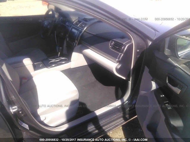 4T4BF1FK7CR198161 - 2012 TOYOTA CAMRY SE/LE/XLE ნაცრისფერი ფოტო 5