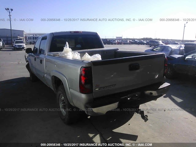 1GCHC23U86F266408 - 2006 CHEVROLET SILVERADO C2500 HEAVY DUTY GRAY photo 3