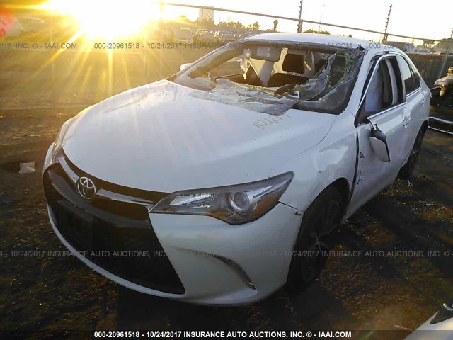 4T1BF1FK5FU003043 - 2015 TOYOTA CAMRY LE/XLE/SE/XSE Weiß Foto 2