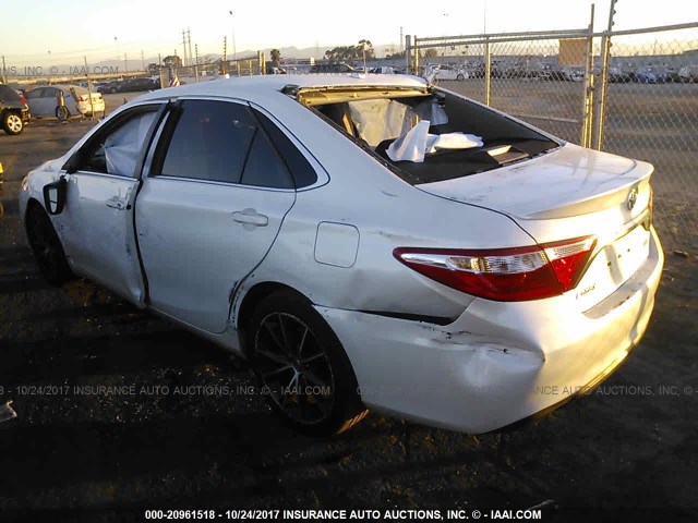 4T1BF1FK5FU003043 - 2015 TOYOTA CAMRY LE/XLE/SE/XSE Weiß Foto 3