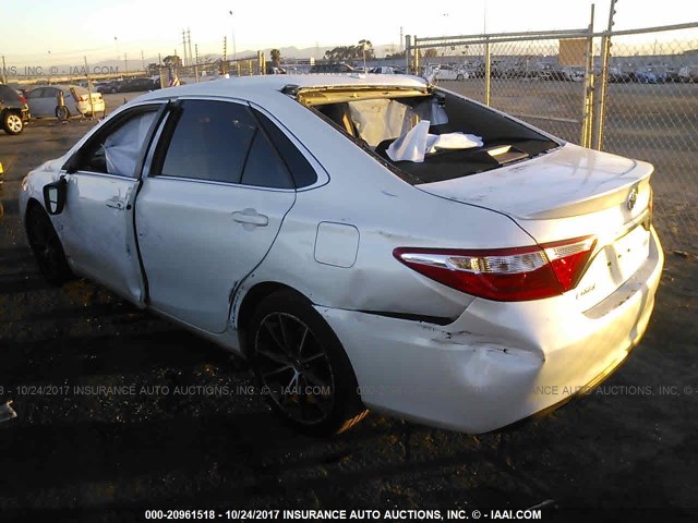 4T1BF1FK5FU003043 - 2015 TOYOTA CAMRY LE/XLE/SE/XSE WHITE photo 3