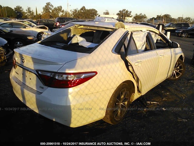 4T1BF1FK5FU003043 - 2015 TOYOTA CAMRY LE/XLE/SE/XSE WHITE photo 4