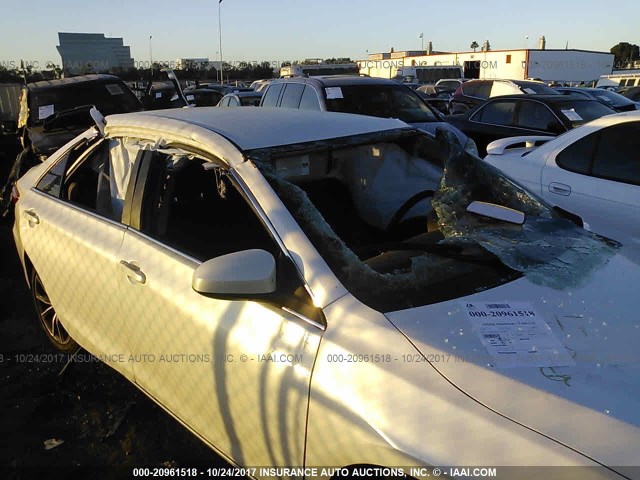 4T1BF1FK5FU003043 - 2015 TOYOTA CAMRY LE/XLE/SE/XSE Weiß Foto 6