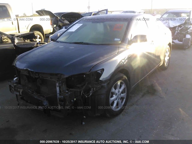 4T4BF3EK9BR187061 - 2011 TOYOTA CAMRY SE/LE/XLE ნაცრისფერი ფოტო 2