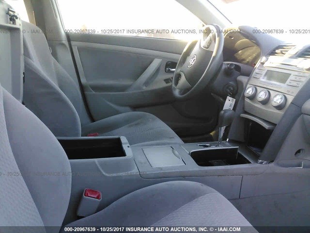 4T4BF3EK9BR187061 - 2011 TOYOTA CAMRY SE/LE/XLE ნაცრისფერი ფოტო 5