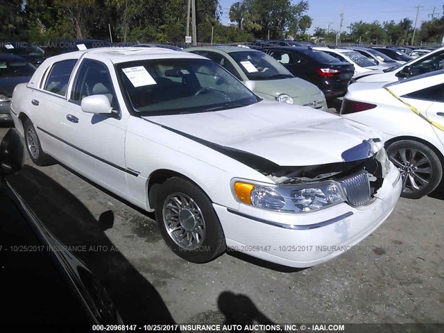 1LNHM82W9YY924128 - 2000 LINCOLN TOWN CAR SIGNATURE WHITE photo 1