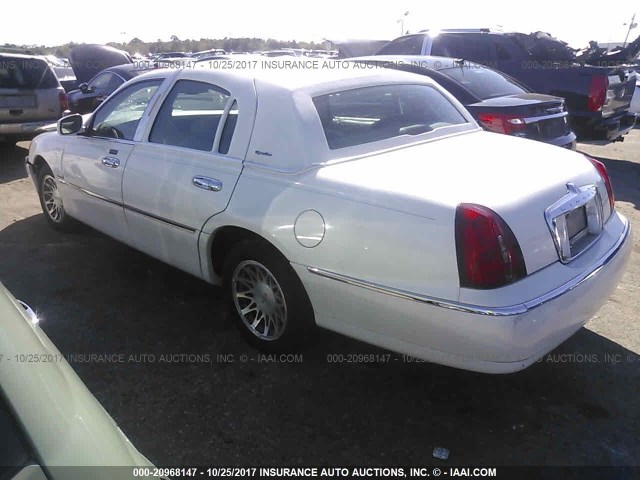 1LNHM82W9YY924128 - 2000 LINCOLN TOWN CAR SIGNATURE WHITE photo 3