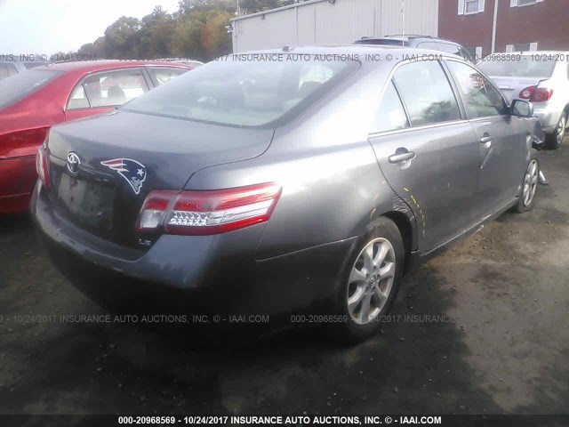 4T4BF3EK5BR123177 - 2011 TOYOTA CAMRY SE/LE/XLE ნაცრისფერი ფოტო 4