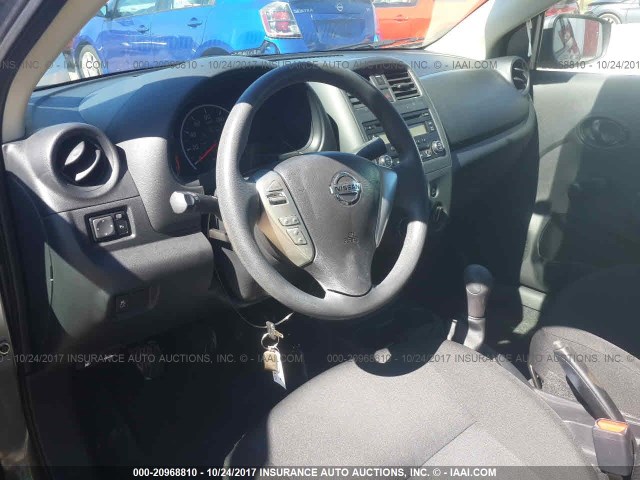 3N1CN7APXHL849945 - 2017 NISSAN VERSA S/S PLUS/SV/SL GRAY photo 5