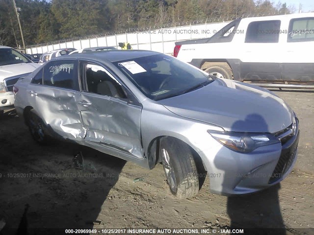 4T1BF1FK4HU328477 - 2017 TOYOTA CAMRY LE/XLE/SE/XSE ვერცხლისფერი ფოტო 1