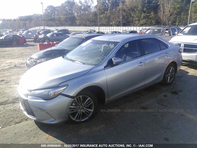 4T1BF1FK4HU328477 - 2017 TOYOTA CAMRY LE/XLE/SE/XSE ვერცხლისფერი ფოტო 2