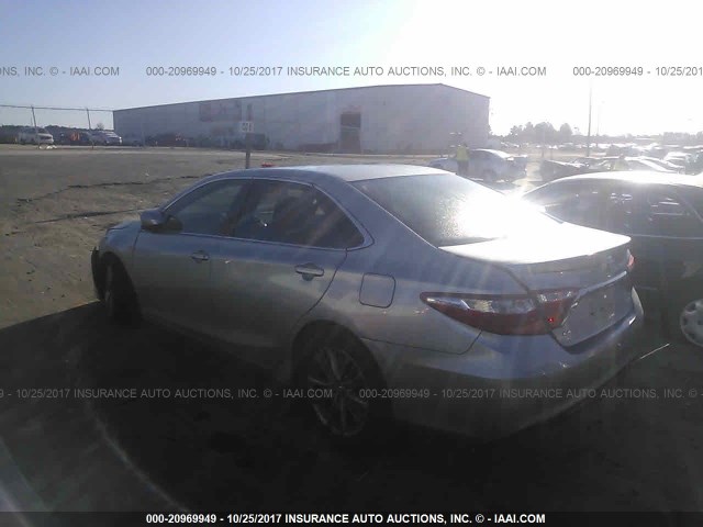 4T1BF1FK4HU328477 - 2017 TOYOTA CAMRY LE/XLE/SE/XSE ვერცხლისფერი ფოტო 3