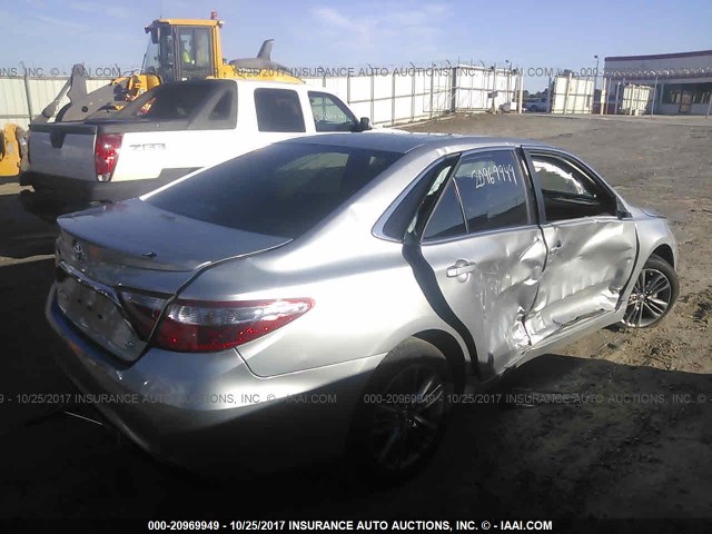 4T1BF1FK4HU328477 - 2017 TOYOTA CAMRY LE/XLE/SE/XSE ვერცხლისფერი ფოტო 4