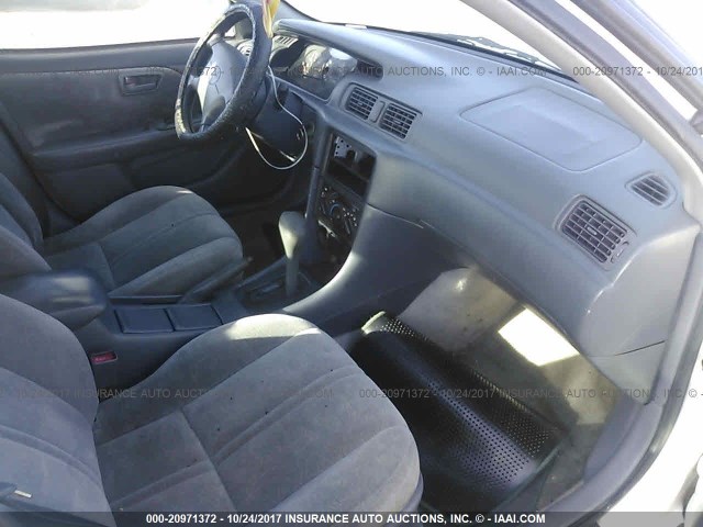 4T1BG22K9WU298589 - 1998 TOYOTA CAMRY CE/LE/XLE 白色 照片 5