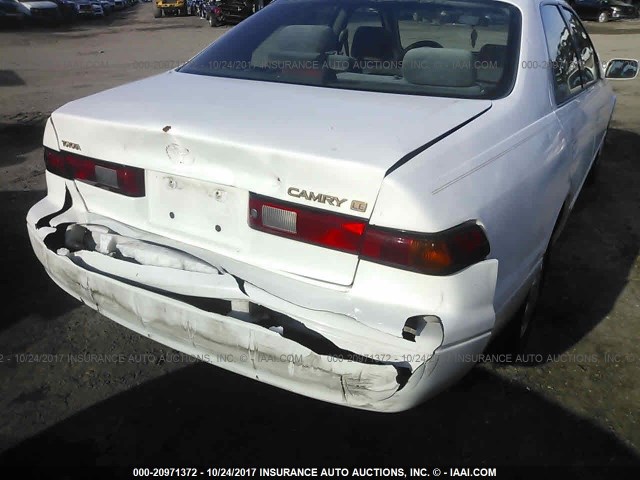 4T1BG22K9WU298589 - 1998 TOYOTA CAMRY CE/LE/XLE 白色 照片 6
