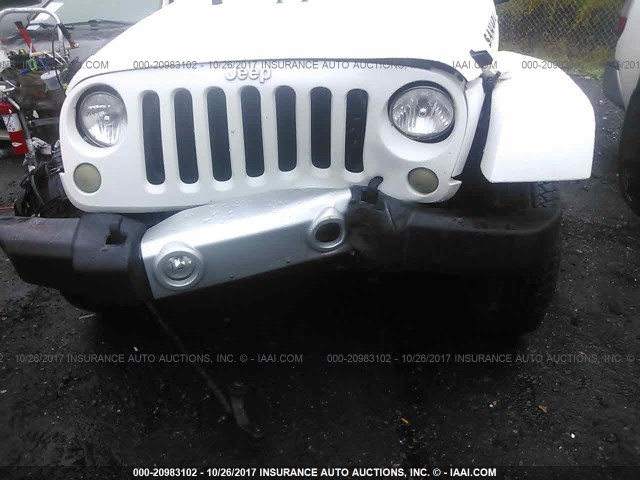 1C4BJWEG5EL326624 - 2014 JEEP WRANGLER UNLIMITE SAHARA WHITE photo 6