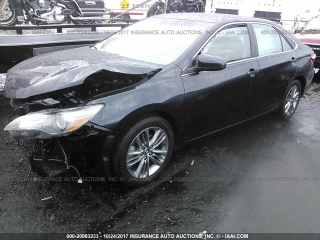 4T1BF1FK0FU072786 - 2015 TOYOTA CAMRY LE/XLE/SE/XSE Schwarz Foto 2