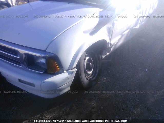 1GCCS14Z2R8236394 - 1994 CHEVROLET S TRUCK S10 WHITE photo 6