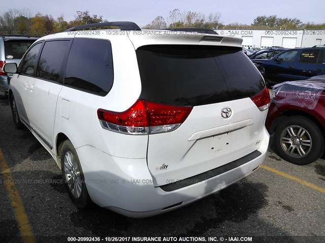 5TDYK3DC8CS231250 - 2012 TOYOTA SIENNA XLE/LIMITED WHITE photo 3