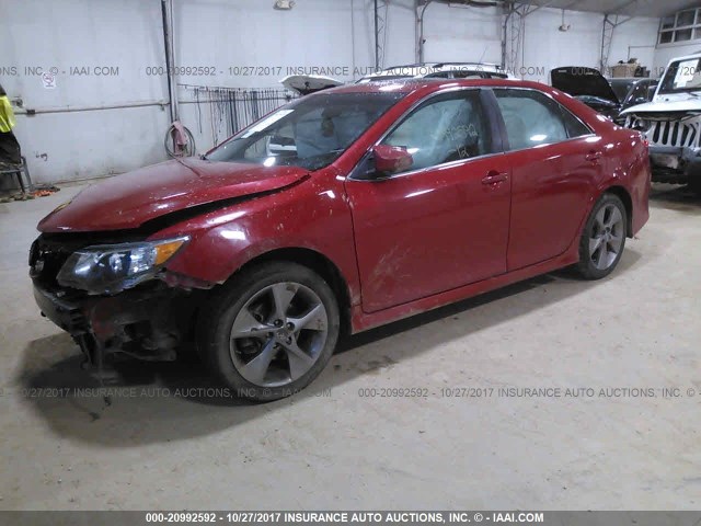 4T1BF1FK2CU616488 - 2012 TOYOTA CAMRY SE/LE/XLE RED photo 2