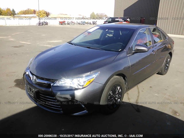 4T4BF1FK9GR564093 - 2016 TOYOTA CAMRY LE/XLE/SE/XSE GRAY photo 2