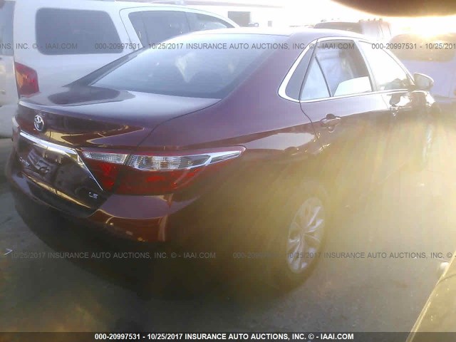 4T1BF1FK7HU803247 - 2017 TOYOTA CAMRY LE/XLE/SE/XSE RED photo 4